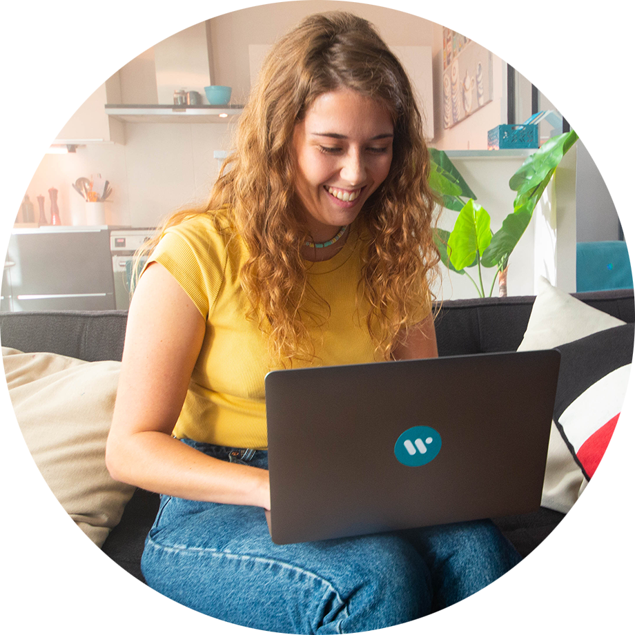 Image d'une femme qui travail sur un ordinateur portable